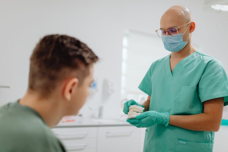 Antibiotiques chez le dentiste : ce que changent les nouvelles recommandations de la HAS